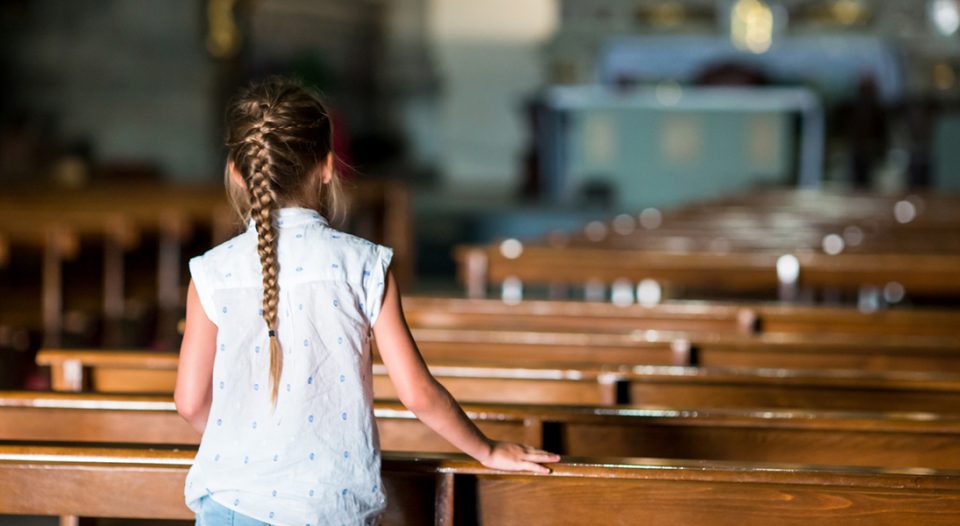 Una niña en una iglesia. 