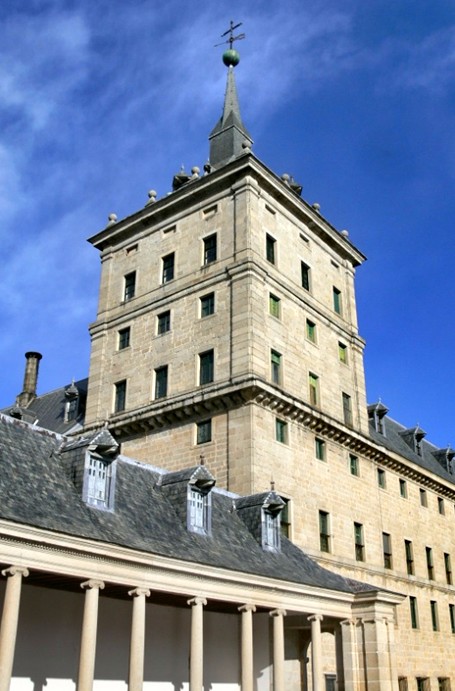 Torre de la Enfermería en en cuyos bajos se ubicó la botica o farmacia del monasterio (Imagen cedida por J.L. del Valle, Director Real Biblioteca del Monasterio del Escorial).