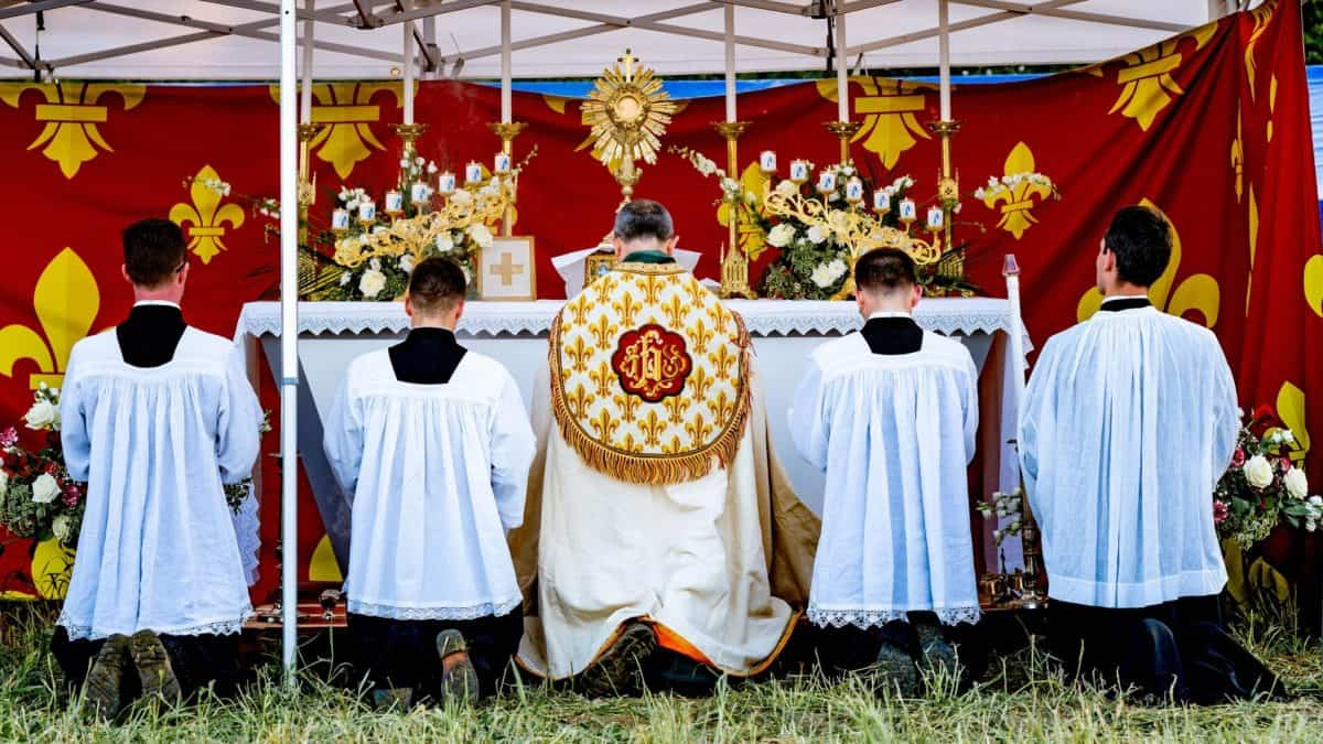 Sacerdotes en una adoración. 