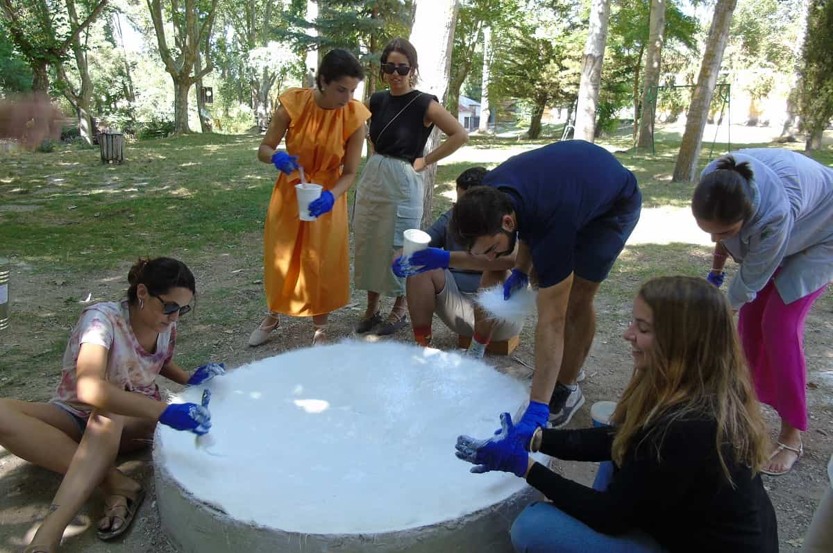 Haciendo moldes con materiales reciclados en el taller de escultura, foto de Tatiana Fedótova