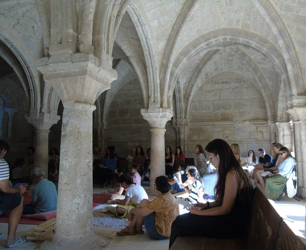 Momentos de oración en la sala capitular de la Santa Espina durante el Observatorio de lo Invisible