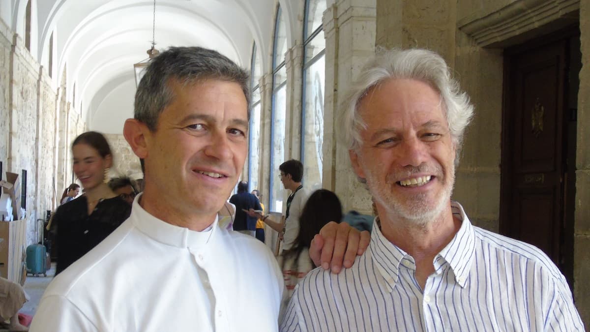 El sacerdote José Fernández con Ignacio Yepes, a cuyo taller musical ha asistido una semana en el Observatorio de lo Invisible - foto de T.Fedótova