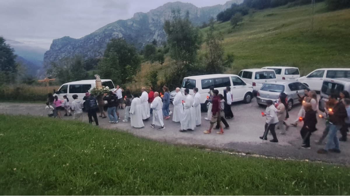 Procesión con la Virgen del Carmen y los Picos de Europa, en Asturias, con estudiantes de San Pablo CEU