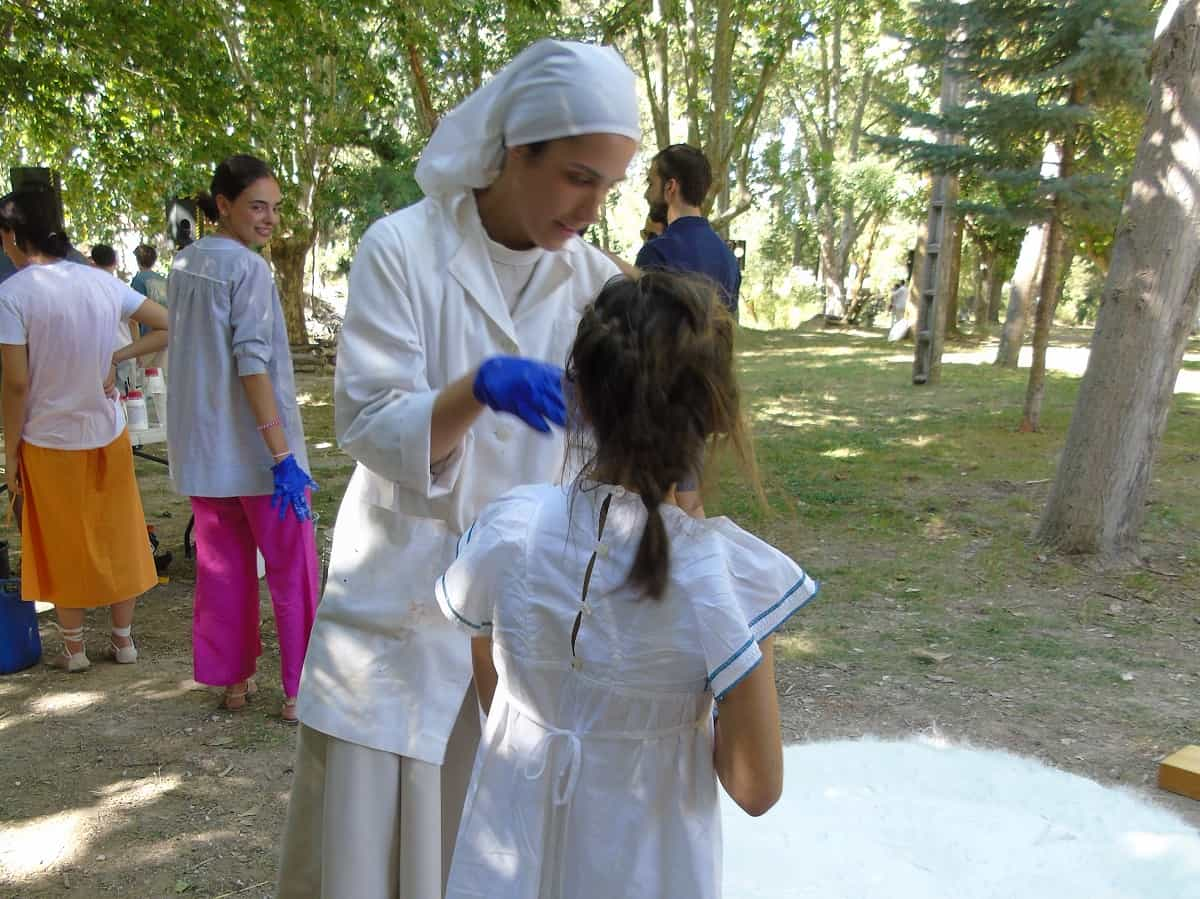 La Hermana Sofía en el taller de escultura en el Observatorio de lo Invisible explica a una niña como es un molde - foto de T. Fedótova