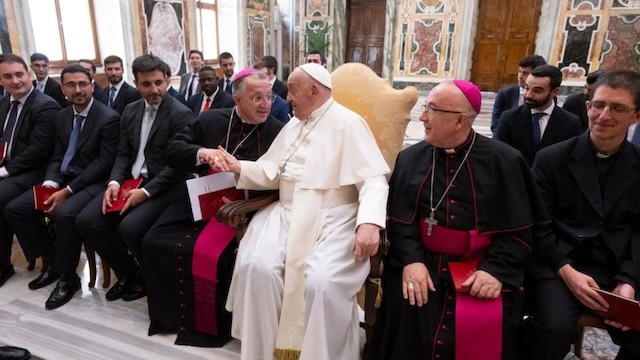 El obispo de Getafe saluda al Papa en presencia de profesores y alumnos del seminario mayor. Foto: Vatican Media.