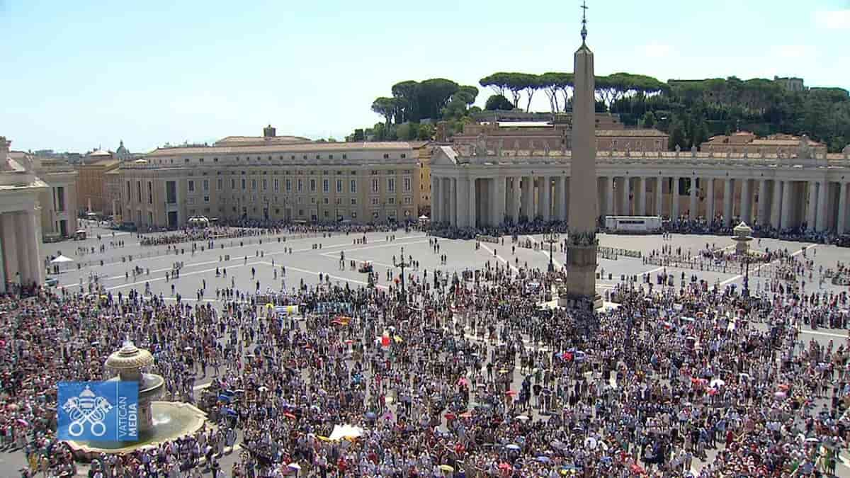 La Plaza de San Pedro durante el rezo del Ángelus. Foto: captura Vatican Media.