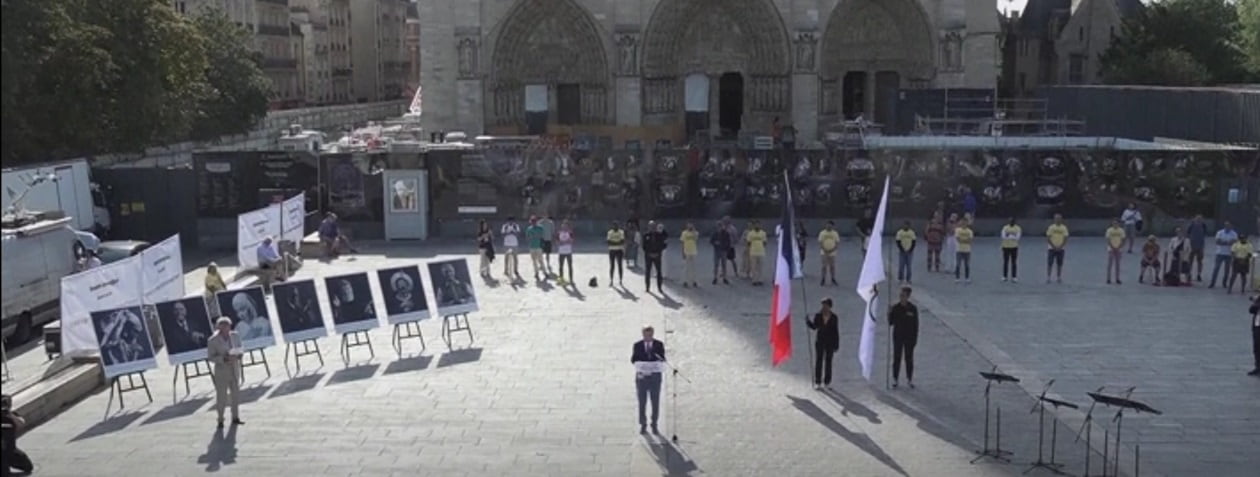 Ceremonia interreligiosa en el parvis de Notre-Dame con las autoridades del COI