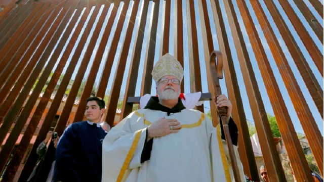 El cardenal O'Malley en 2014 en Nogales-Arizona, en la valla que le separa de Nogales-México