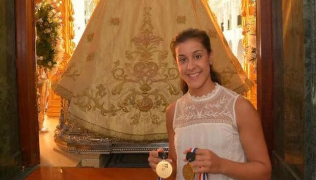 Carolina Marín, emperatriz del bádminton, suele llevar sus medallas a la Virgen del Rocío