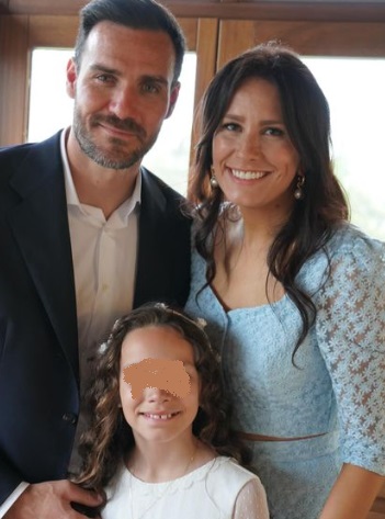 Saúl Craviotto y su esposa Celia en la Primera Comunión de su hija Valentina en mayo de 2024