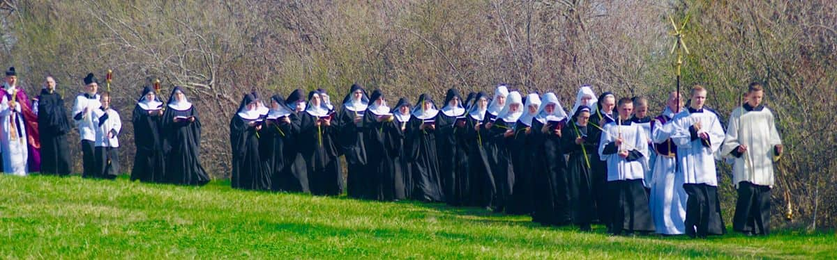 Procesión del Domingo de Ramos de la comunidad fundada por Sor Guillermina.