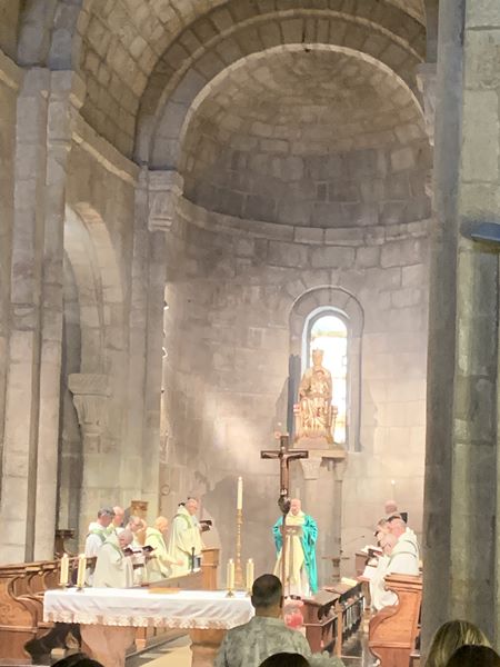 Celebración en el monasterio de Leyre. Foto: Albert Cortina.