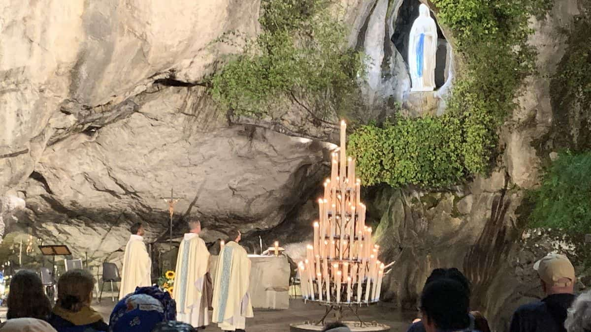 Gruta de las apariciones en el Santuario de Lourdes. Foto: Albert Cortina.