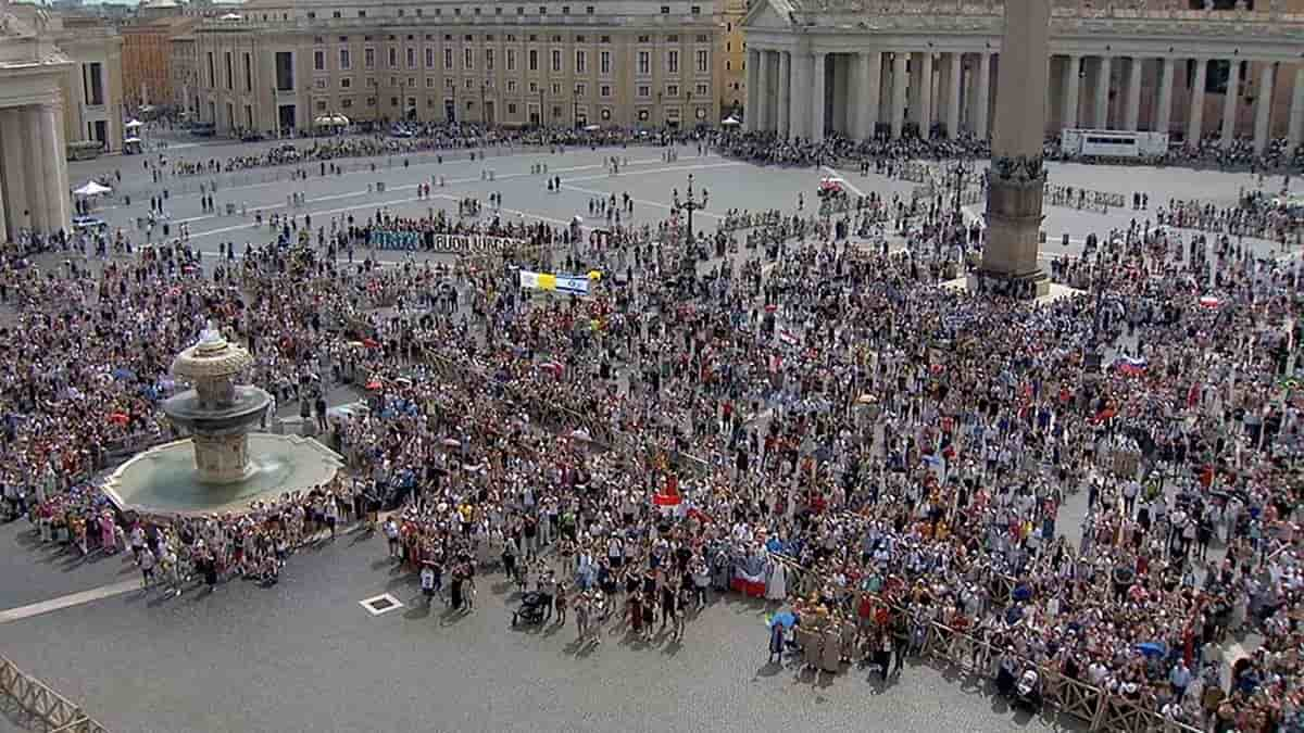 Los fieles, en el Ángelus del primer día de septiembre.