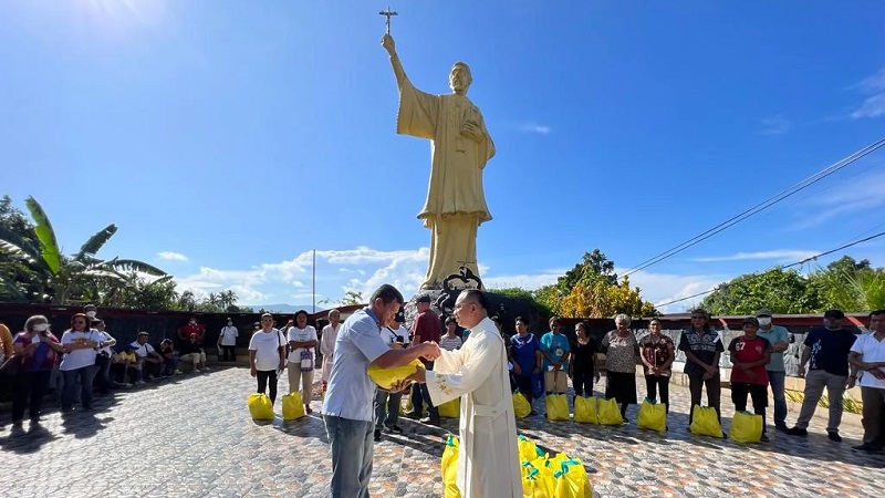 Día de San Francisco junto al monumento del misionero en Ambón, Indonesia, jornada de fe y solidaridad