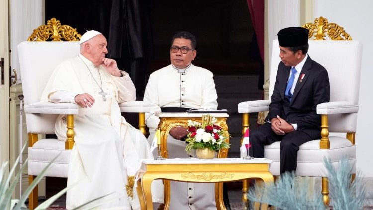 El Papa Francisco con el presidente Widodo en el Palacio Presidencial de Indonesia