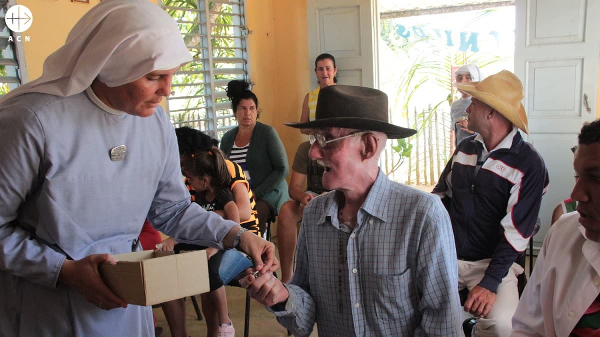 Religiosas en Cuba, la mayoría extranjeras, grandes evangelizadoras, con un anciano