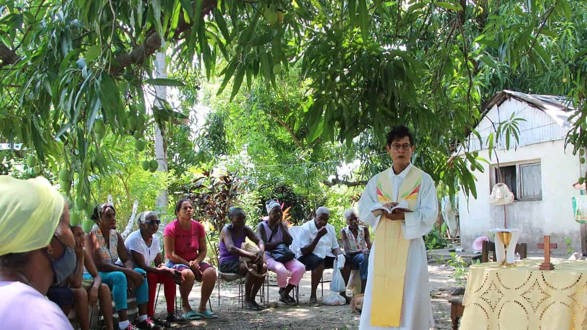 Misa en el campo bajo un árbol de mango, foto de ACN, la Iglesia en Cuba carece de muchas cosas básicas