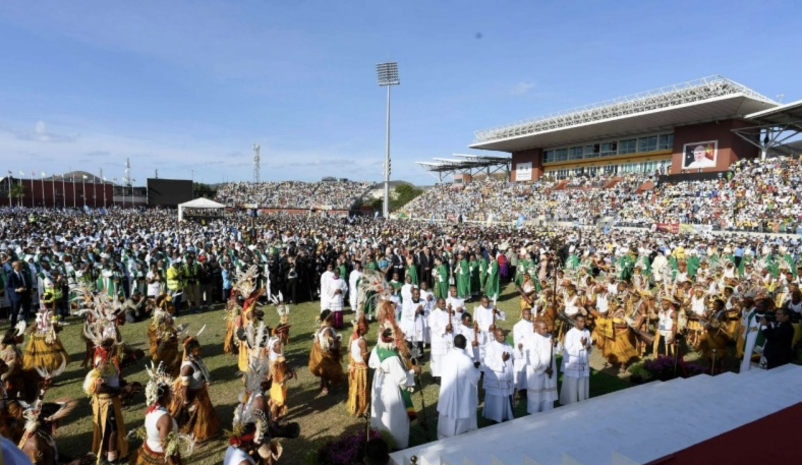 Santa Misa en el Estadio Sir John Guise de Puerto Moresby, en Papúa Nueva Guinea.