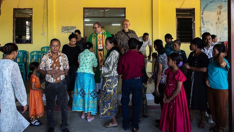 Un misionero español en una parroquia de Timor, en una foto de OMP