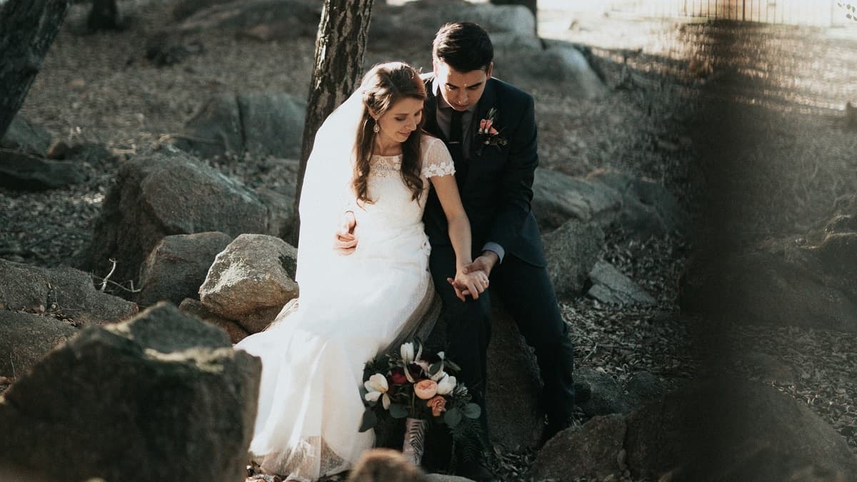 Un matrimonio, vestidos de novio y novia, en una foto de Nathan Dumlao en Unsplash