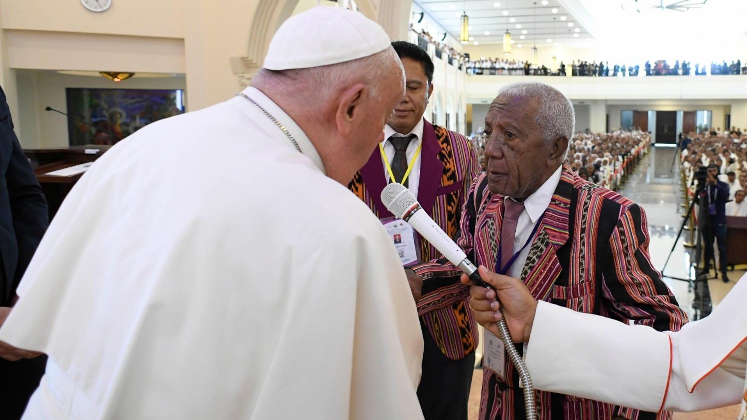 El Papa saluda al señor Florentino, catequista de Dili.