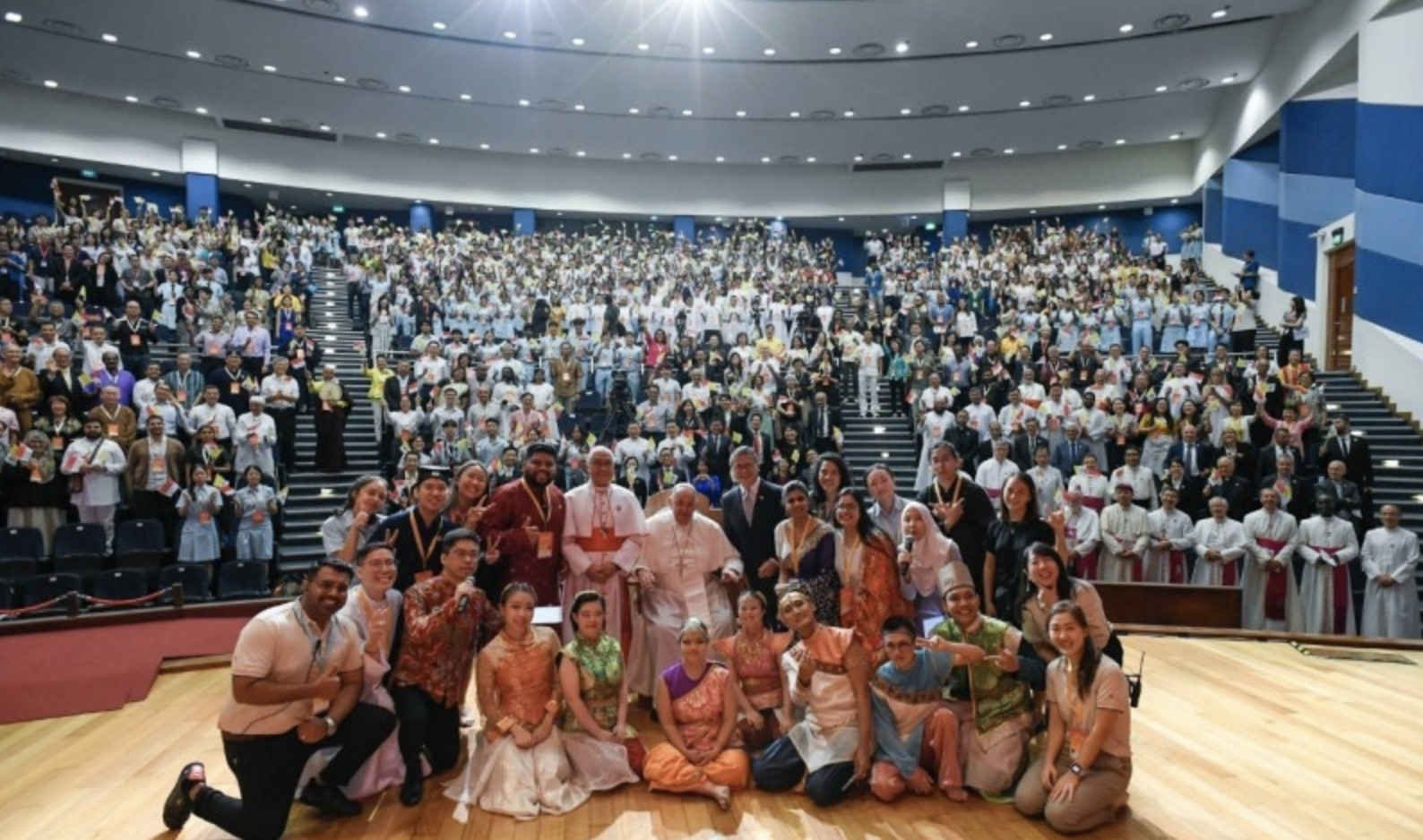 El Papa con los jóvenes en Singapur.