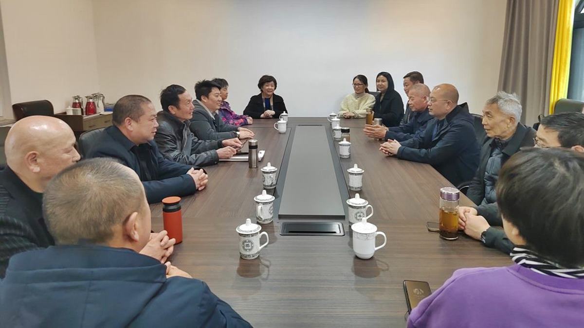 Delegados de la Iglesia 'patriótica' encabezados por un sacerdote oficialista visitan una parroquia de la ciudad de Wuxi para establecer con sus responsables la estrategia de 'sinización'.