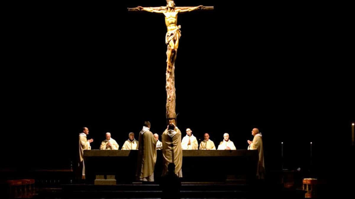 El impresionante momento de la Consagración en la misa conventual de la basílica del Valle de los Caídos.