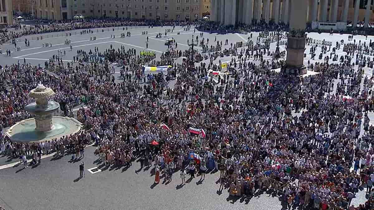 Los fieles congregados este domingo para escuchar al Papa.