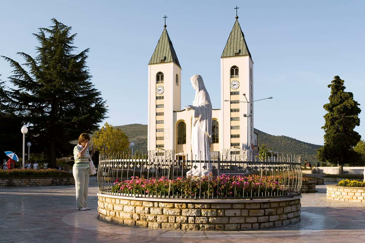 La imagen de la Virgen ante la parroquia de Santiago en Medjugorje