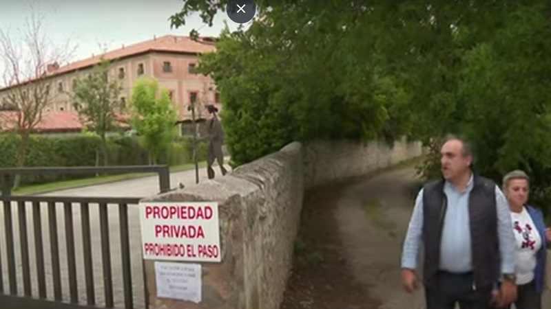 Paseantes junto al convento de la Bretonera en Belorado, donde un día podría venir la Guardia Civil