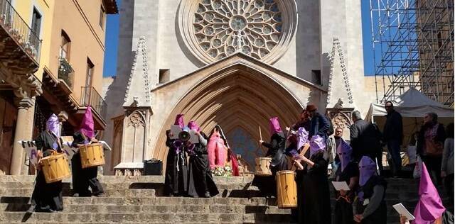 Una pantomima feminista y anticatólica el 8 de mayo de 2022 ante la catedral de Tarragona