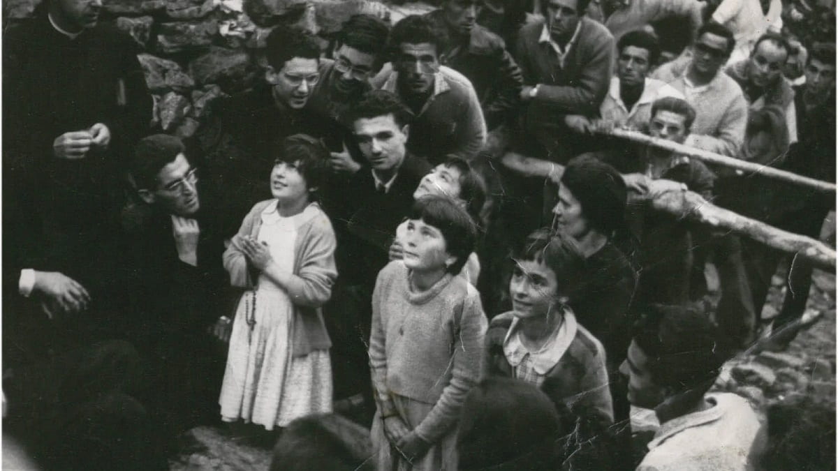 Las niñas de Garabandal en un éxtasis durante las supuestas apariciones de los años 60 en este pueblo cántabro