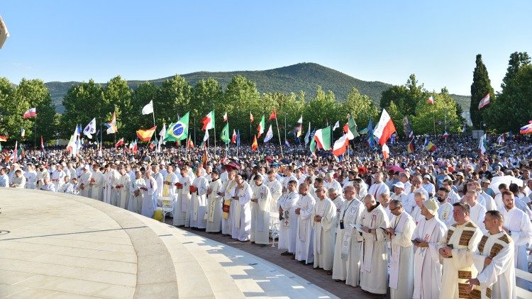 Sacerdotes de todo el mundo en el Festival de la Juventud de Medjugorje