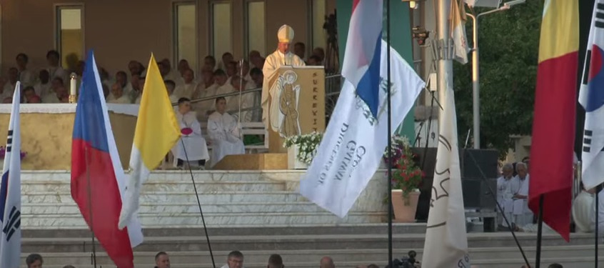 El obispo Petar Palic predica ante muchos jóvenes de Europa en el Festival de la Juventud de Medjugorje