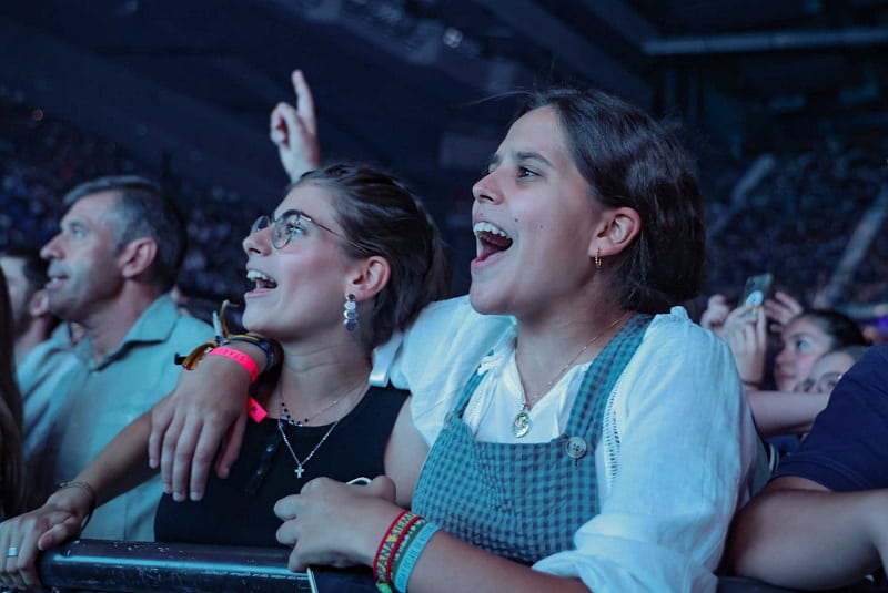 Muchachas encantadas en el concierto de Hakuna de septiembre 2024 en el Wizink Center