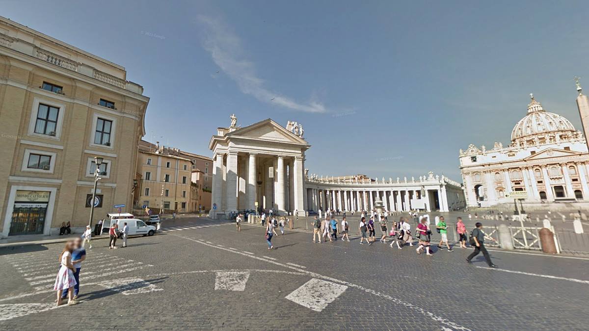 A la izquierda de la foto, la entrada a Mondo Cattolico, testigo activo de todo cuanto sucede en torno al Vaticano. Foto: Google Maps.