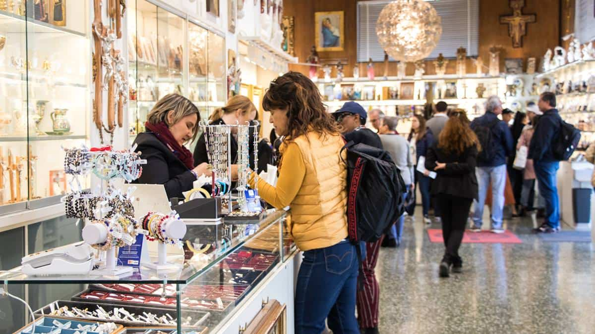 Los dependientes (mayoritariamente mujeres) de Mondo Cattolico son los expertos ojos y oídos del negocio para saber qué quiere su público.