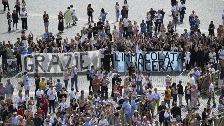 La Inmaculada vencerá, dice este cartel en la plaza San Pedro para el Ángelus con el Papa