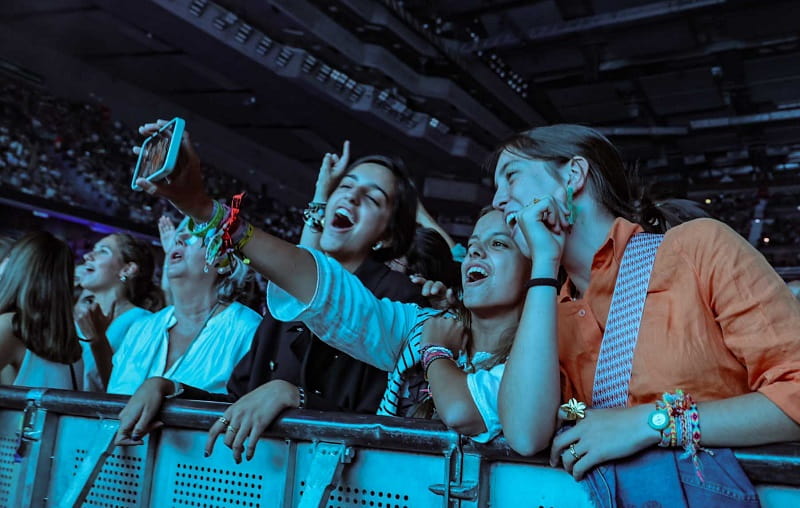 Chicas entusiasmadas se hacen selfie en concierto de Hakuna en Wizink Center