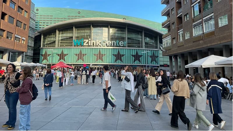 Ambiente a la entrada del Wizink Center esperando al concierto de Hakuna