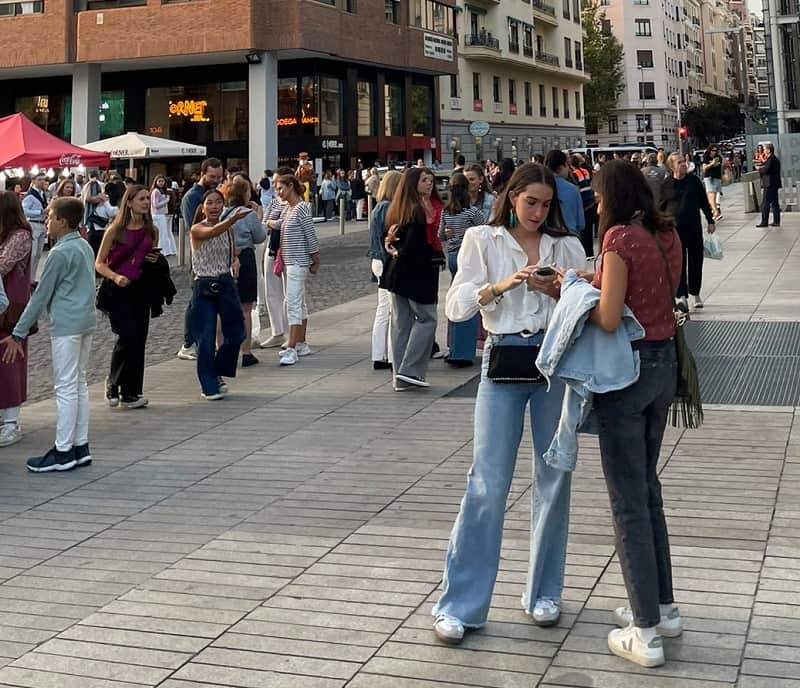 Chicas esperan a la entrada del Wizink Center esperando al concierto de Hakuna