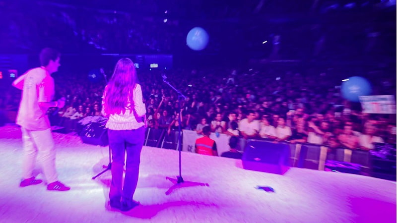 Presentadores en el concierto de Hakuna en Madrid en septiembre de 2024