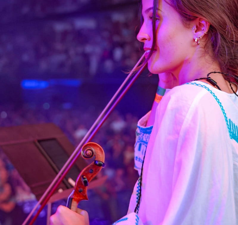 Violinista en el concierto de Hakuna en Madrid en septiembre de 2024