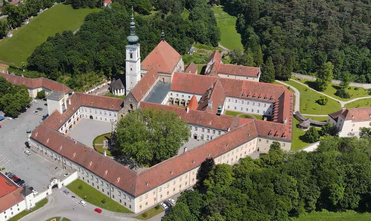 Heiligenkreuz a vista de pájaro, la segunda abadía cisterciense que lleva más años continuamente habitada