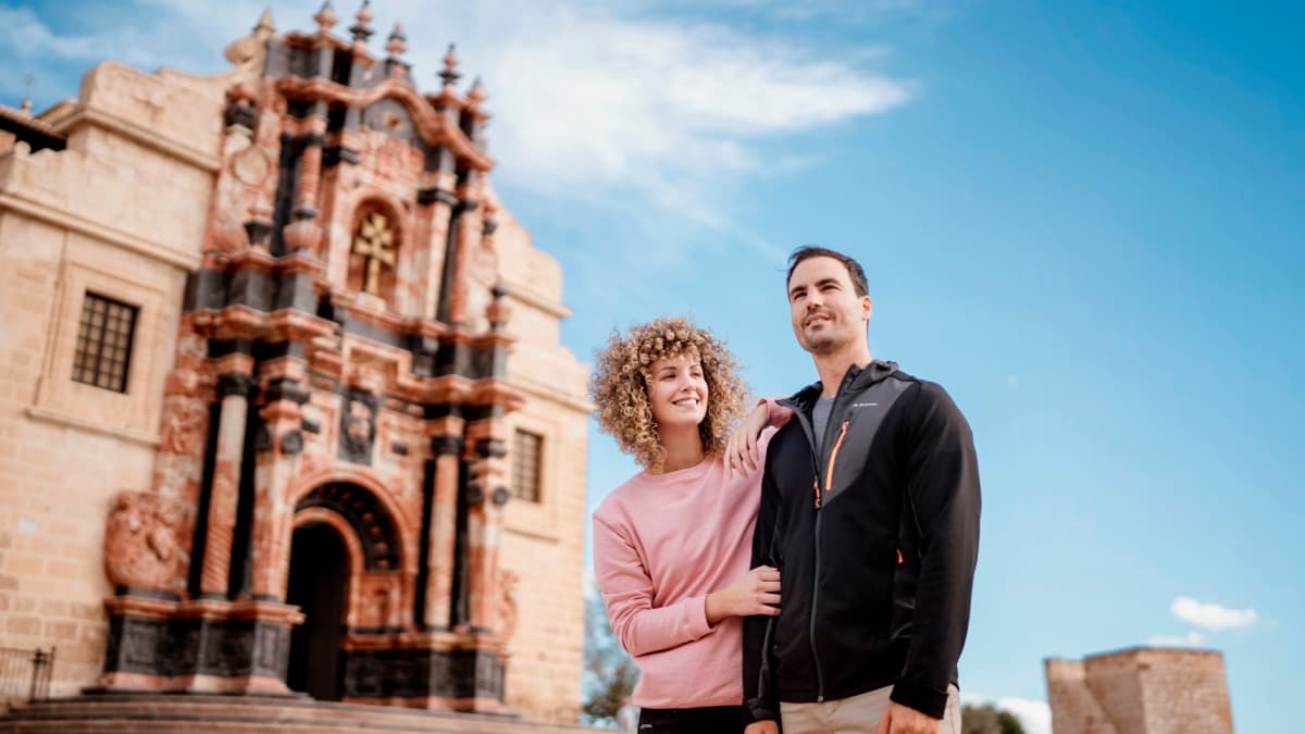 Una pareja en el santuario de la Cruz de Caravaca. 