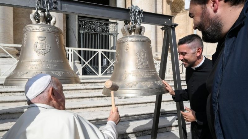 Francisco bendijo y tañó unas campanas que llevó a la audiencia uno de los grupos que le saludaron a su conclusión. Foto: Vatican Media.