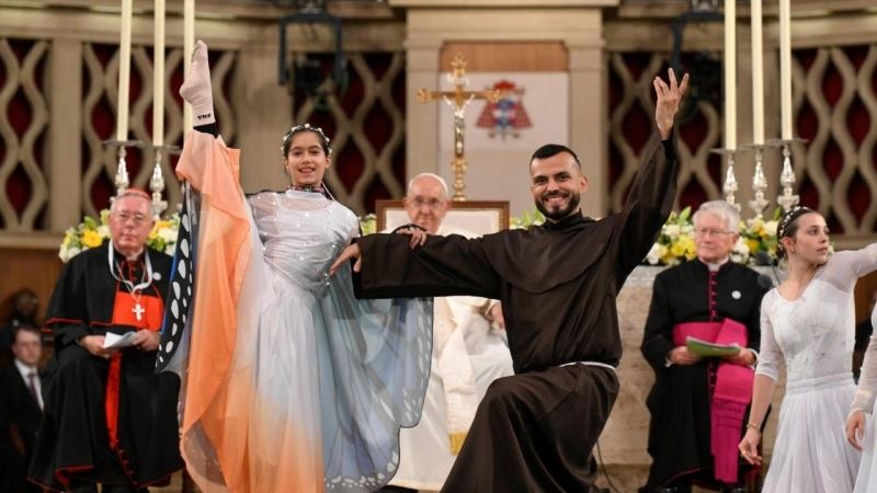 Durante el acto en la catedral, unos jóvenes interpretaron algunas danzas del musical 'Laudato si''.