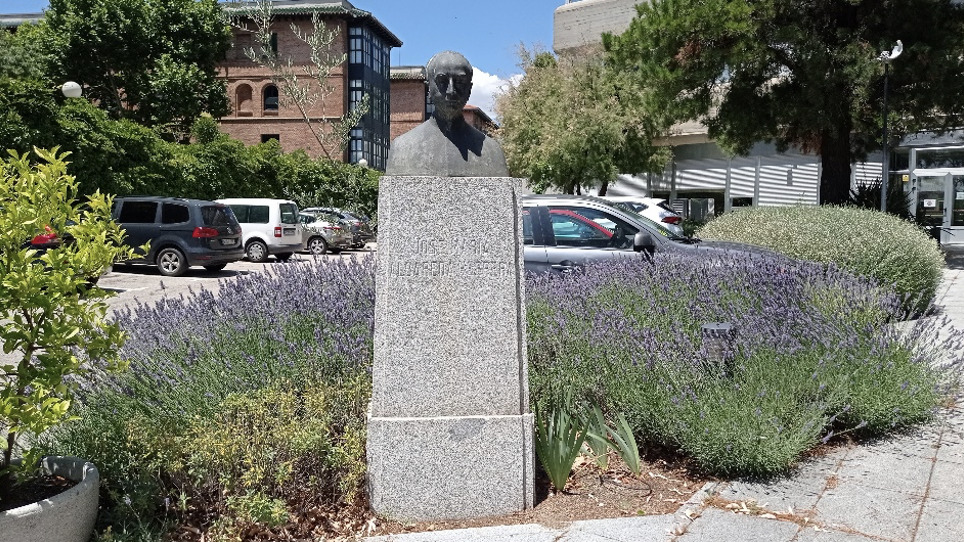 Última ubicación del busto de Albareda a partir de 2015, antes de recibir la guillotina ideológica de los herederos del Frente Popular en 2023.